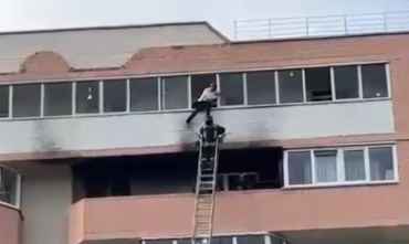 Фото Челябинец готовился к прыжку с девятого этажа, покончить с собой ему не дали спасатели