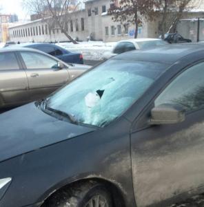 Фото Осторожно, сосульки! В Челябинске льдина разбила лобовое стекло автомобиля