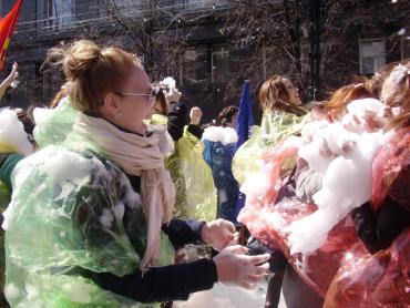 Фото При поддержке Челябинской Думы студенты с пеной отмыли Кировку