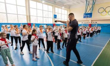 Фото Чемпион мира по боксу среди молодежи провел зарядку для школьников Луганска
