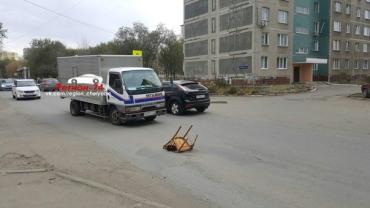 Фото В Челябинске открытый колодец на дороге прикрыли старым стулом