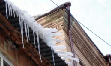 Фото Челябинцы жалуются на сосульки и снег на крышах домов