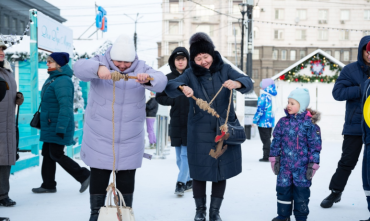 Фото На главном ледовом городке Челябинска сегодня многолюдно 