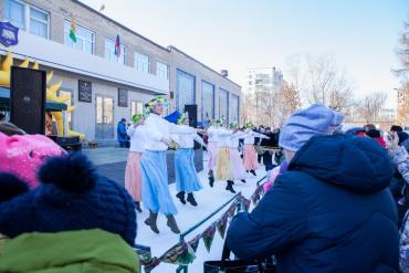 Фото Праздник удался: в Калининском районе Челябинска весело и дружно отметили Масленицу