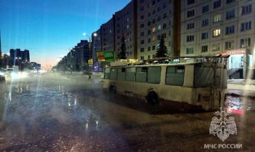 Фото Челябинцы не смогли самостоятельно покинуть горевший на Комсомольском проспекте троллейбус