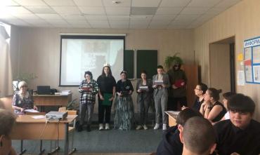 Фото Коркинские студенты отметили День памяти Кирилла и Мефодия в компании Бабы Яги и волшебного кота