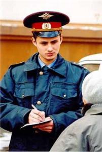 Фото Челябинских участковых полицейских обязали выдавать визитки жильцам