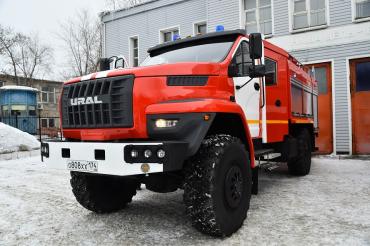 Фото ЧМК передал в пользование спасателям новый пожарный автомобиль «Урал»