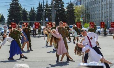 Фото В Челябинске студенты станцевали &quot;Вальс Победы&quot;