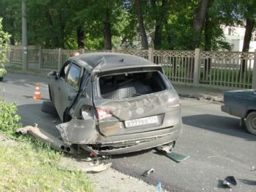 Фото В Челябинске «Туарег» после столкновения с ВАЗом угодил в светофор и опрокинулся: пострадал младенец (ФОТО)
