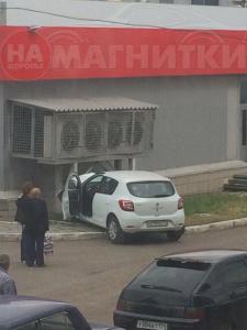 Фото В Магнитогорске автоледи въехала в магазин