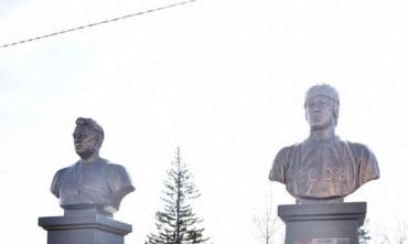 Фото В Златоусте открыли памятники великим спортсменам – Харламову и Тарасову