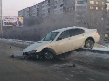 Фото В Челябинске BMW висит на автомобильном мосту у «Родника»