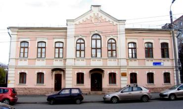 Фото В Челябинске на здании детской школы искусств включат подсветку