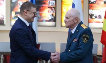 Фото Алексей Текслер вручил госнаграду легендарному южноуральцу Абраму Каплану
