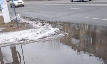 Фото В Челябинске из-за прорыва водопровода возле ДК «Восток» образовался каток