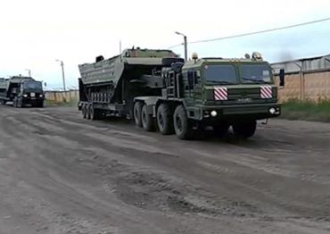 Фото Жителей Иркутской области переправляют по воде транспортеры ЦВО