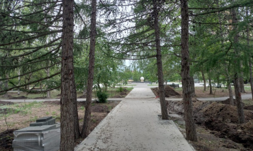 Фото В парке Калининского района Челябинска формируют пешеходную зону и высаживают растения