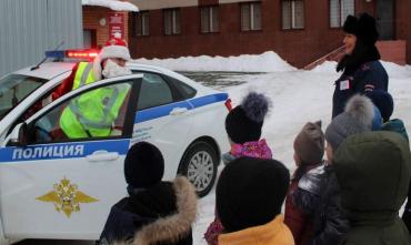 Фото Полицейский Дед Мороз встретился с первоклассниками Чебаркуля