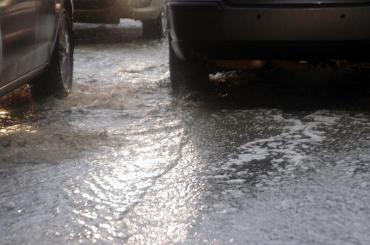 Фото В Каслинском районе затопило дорогу, движение автомобилей затруднено