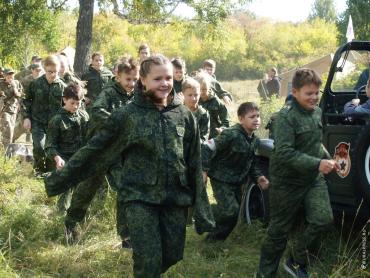 Фото Челябинская «Родина» поздравила учащихся 68-й школы с наградами в параде победителей