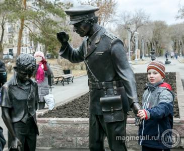 Фото В Магнитогорске появился бронзовый участковый 