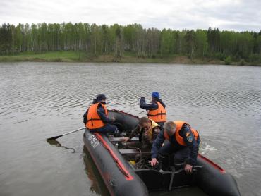 Фото Спасатели в Кусинском районе достают из воды затонувшее авто