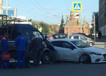 Фото В центре Челябинска иномарка столкнулась с «ГАЗелью»