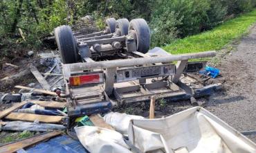 Фото На трассе М-5 в Челябинской области перевернулся грузовик, водитель погиб