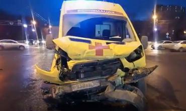 Фото В Челябинске попала в ДТП скорая, которая везла в ожоговый центр пострадавшего при взрыве саткинца