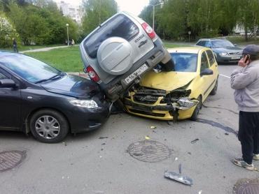 Фото В Озерске &quot;Нива&quot;  оседлала  две легковушки