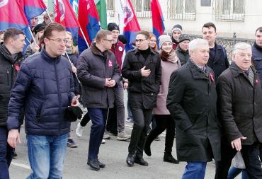 Фото Первомайскую колонну в Челябинске возглавил Алексей Текслер