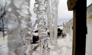 Фото В Челябинске приступили к очистке крыш от сосулек