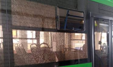 Фото В Челябинске неизвестный закидал камнями автобус №34 с пассажирами