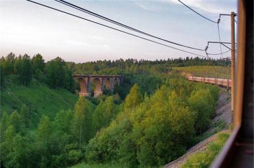 Фото На железной дороге столкнулись тепловоз и грузовик, есть погибшие