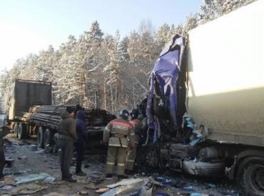 Фото Движение грузовиков на М5 ограничено из-за ДТП, легковушки могут обхъехать