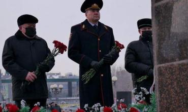 Фото Полицейские Челябинска почтили память погибших при исполнении служебного долга коллег