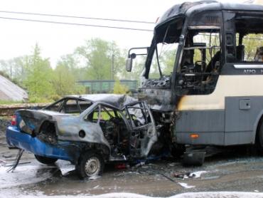 Фото В столкновении "Деу Нексия" и автобуса "Хундай" два человека погибли