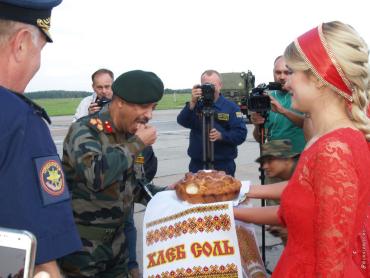 Фото В Челябинске десантников из Индии встретили хлебом-солью