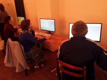 Фото У пенсионеров Челябинской области начался учебный год – они осваивают компьютер