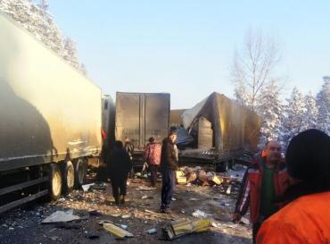 Фото В Челябинске области на М-5 столкнулись семь фур. Движение ограничено