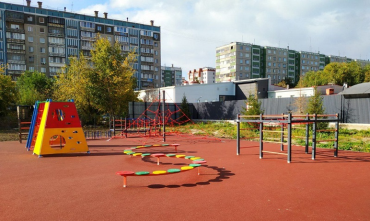 Фото Школа в Ленинском районе Челябинска обзавелась благоустроенной спортплощадкой