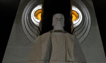Фото Челябинцам пришлась по душе архитектурно-художественная подсветка памятника Курчатову
