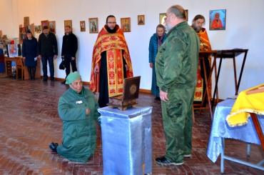 Фото Осужденные челябинской колонии смогли приложиться к мощам Марии Египетской прямо за колючей проволокой