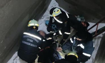 Фото В Миассе строитель упал в шахту лифта с высоты восьмого этажа