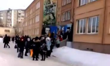 Фото В Челябинске снова эвакуируют школьников из-за сообщений о минировании