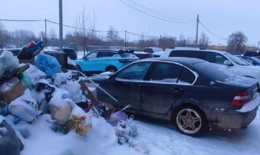 Фото Контейнерные площадки в Челябинске все еще завалены мусором, власти усилили борьбу с ним