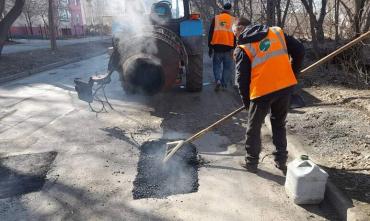 Фото В Челябинске дорожники начали «латать дыры» в полотне горячим асфальтом