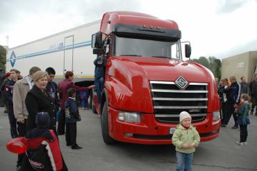 Фото Автозавод "Урал" устроил для детей сотрудников День открытых дверей