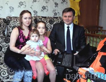 Фото Владимир Путин подарил ноутбук и коляску семье Рухтиных из Златоуста